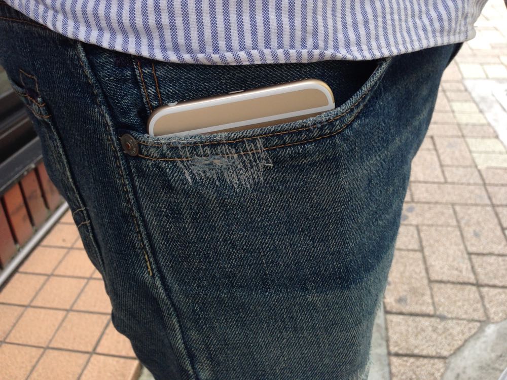 iPhone 6 Plusはジーンズの前のポケットに入ります。