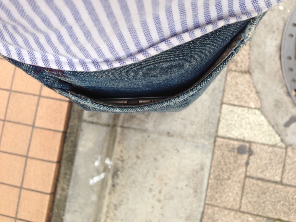 iPhone 6 Plusはジーンズのポケットにスポッと入ってしまいます。