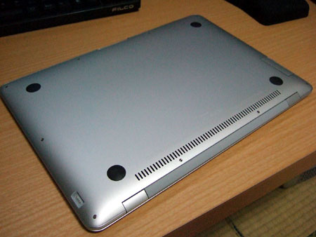 MacBook Airの裏側。