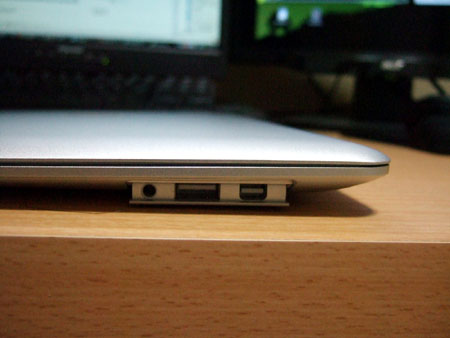 MacBook Airの噂の収納式のUSBポートですか！