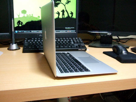 MacBook Airのディスプレイを開けてみる。。