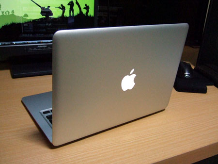 後ろからのMacBook Air