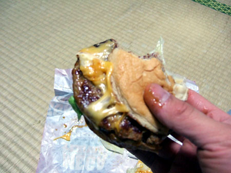 メガてりやき・・・・。やはりくいにくい・・・・。